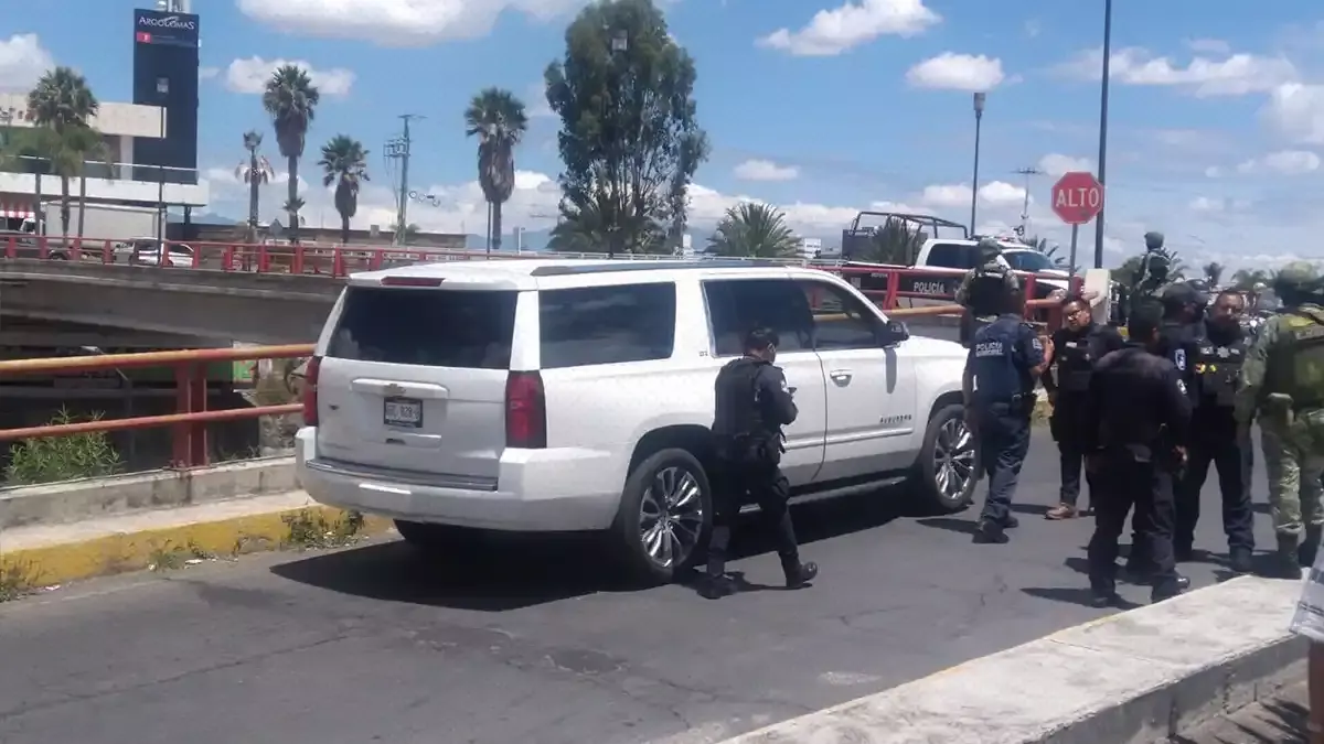 Asegura camionetas en Lomas de Angelópolis.