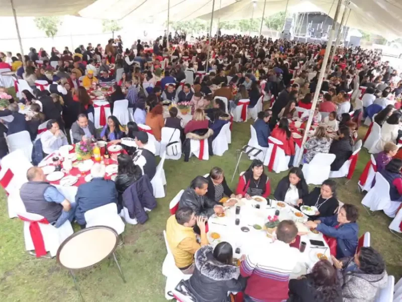 Lorenzo Rivera reconoce a los maestros de Chignahuapan.