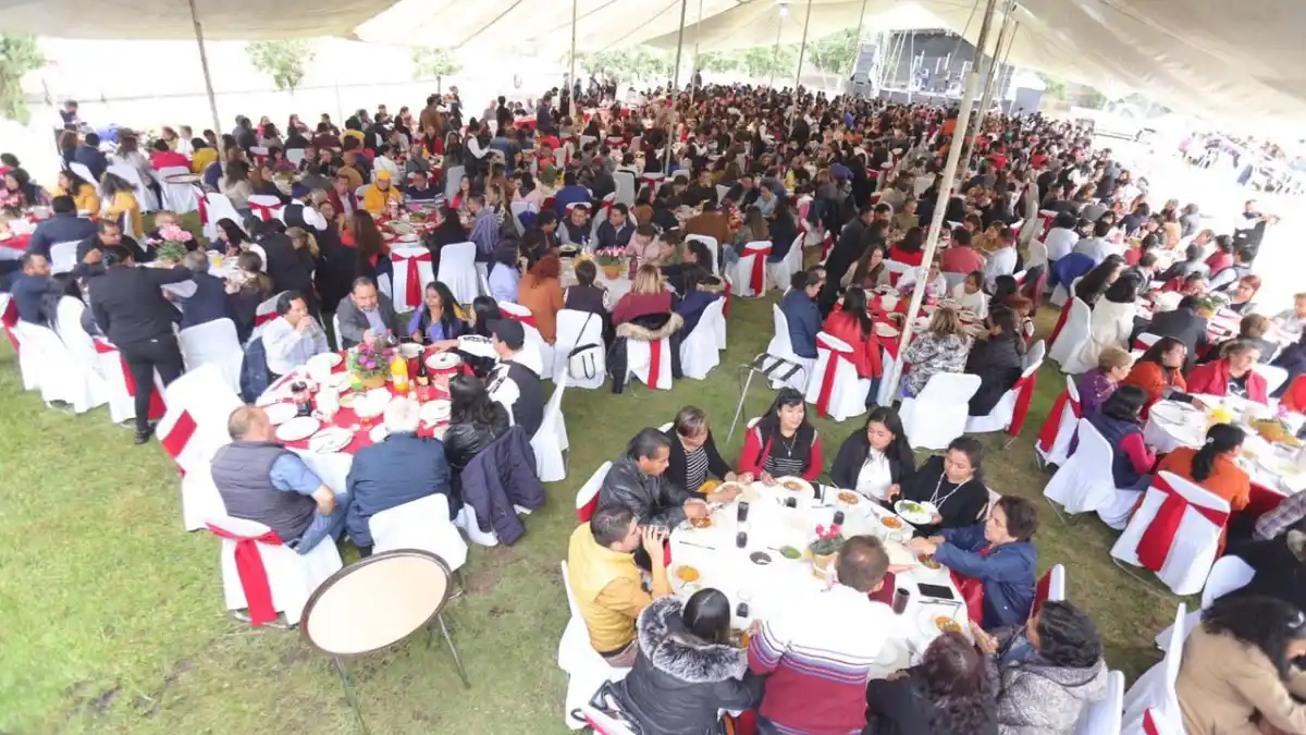 Lorenzo Rivera reconoce a los maestros de Chignahuapan.