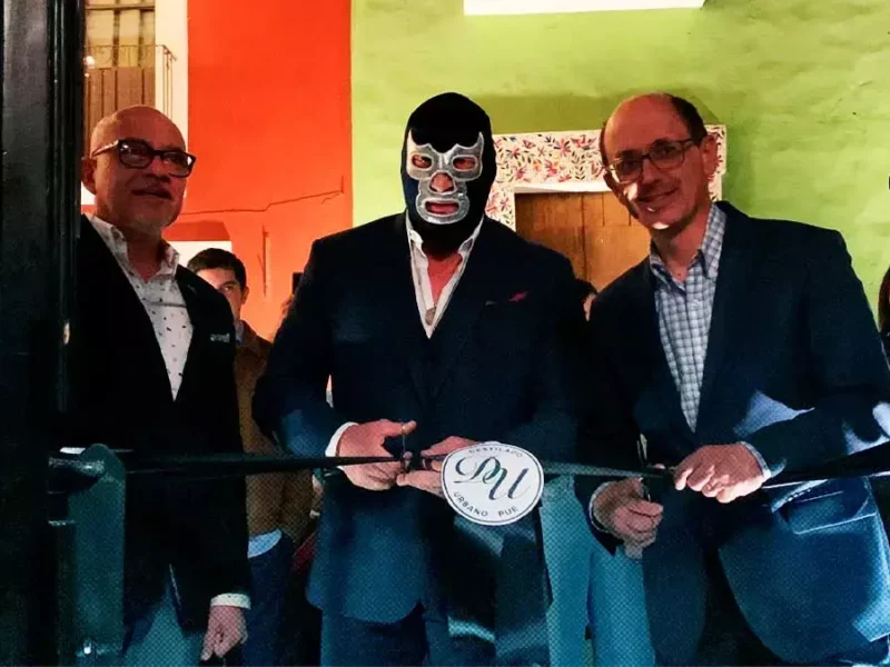 En el aniversario de Destilado Urbano, Blue Demon Jr. presenta mezcal conmemorativo