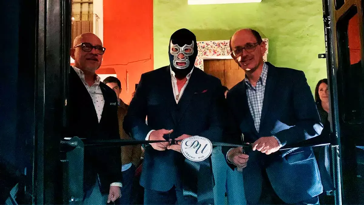 En el aniversario de Destilado Urbano, Blue Demon Jr. presenta mezcal conmemorativo