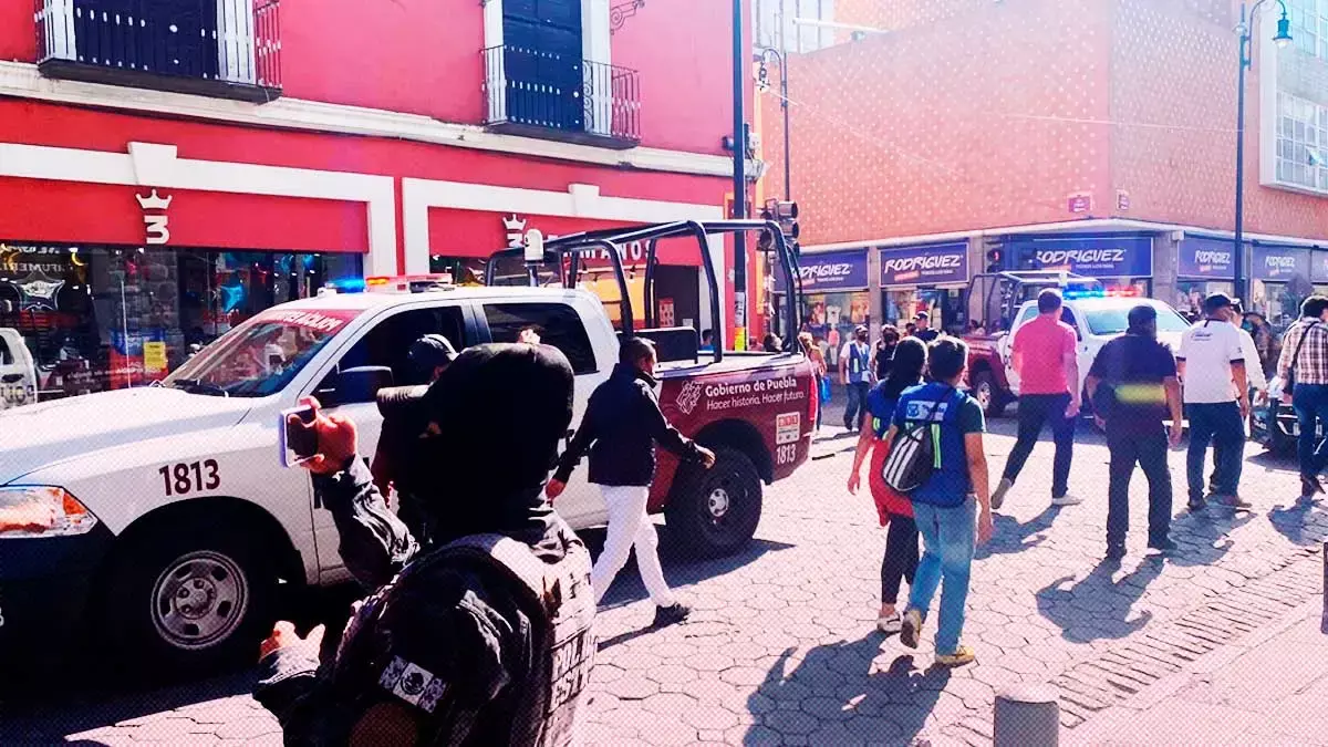 Ambulantes se enfrentaron con policías en el Centro Histórico.
