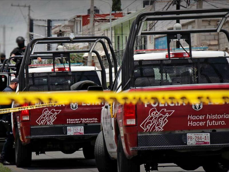 Sujetos en motocicleta disparan contra cuentahabiente en Puebla.