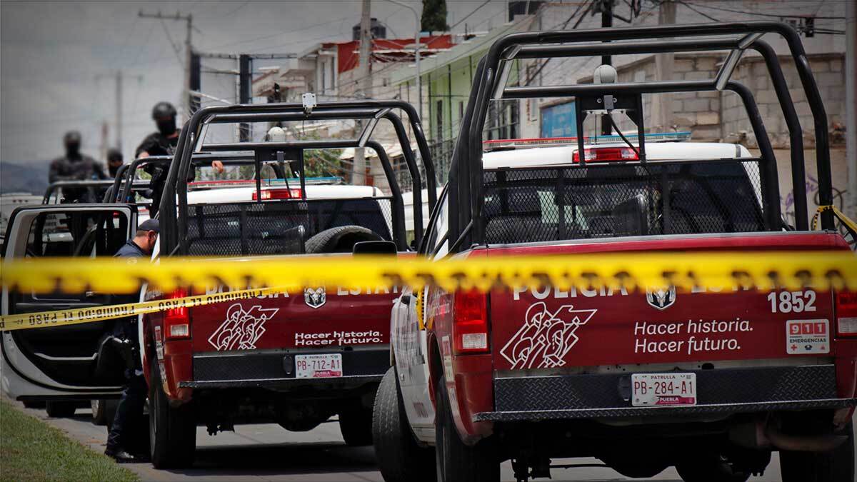 Sujetos en motocicleta disparan contra cuentahabiente en Puebla.
