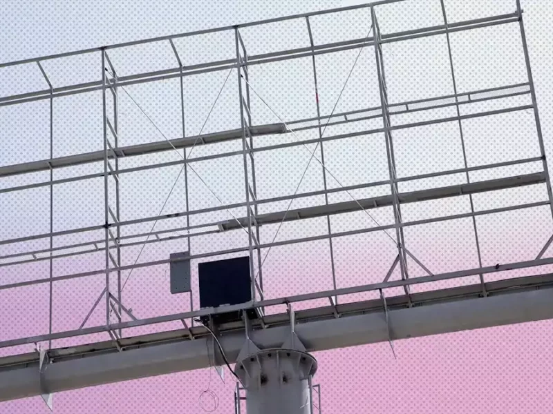 Colocación ilegal de estructuras y anuncios publicitaros en Puebla.