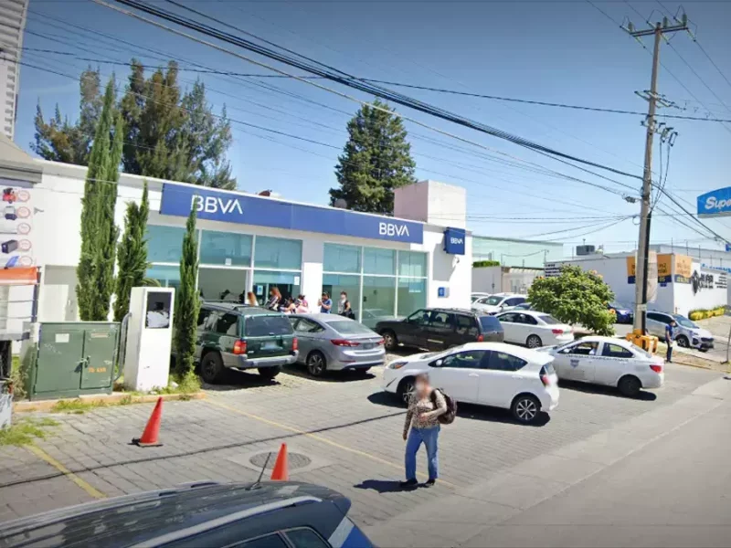 Delincuente asalta a mujer en el banco BBVA de Zavaleta.