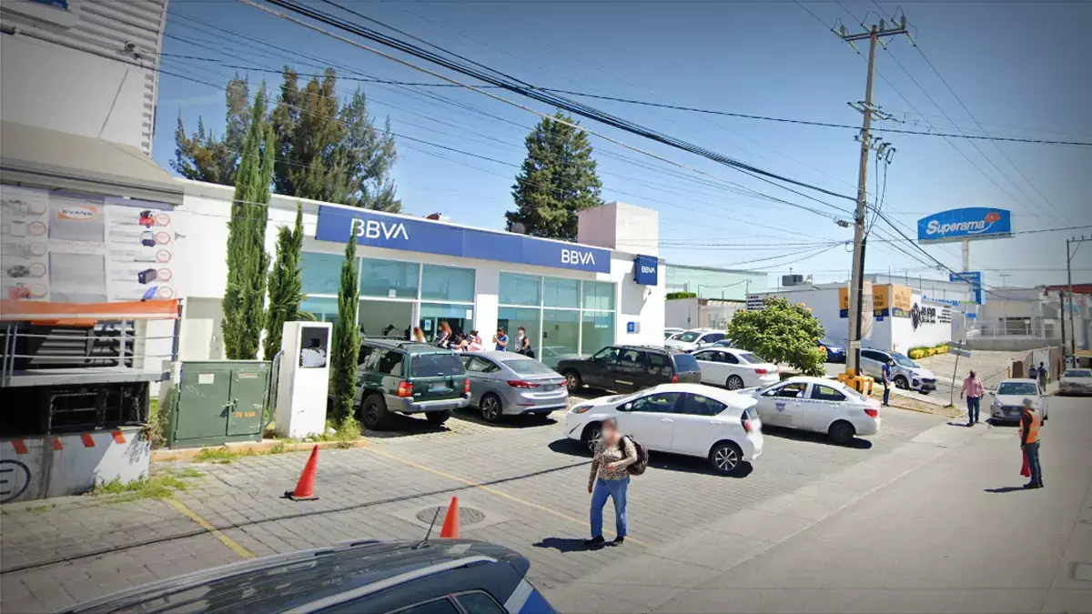 Delincuente asalta a mujer en el banco BBVA de Zavaleta.