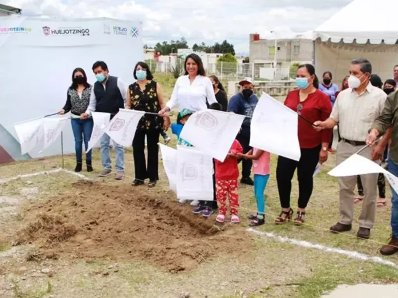 Angélica Alvarado construirá nueva aula.