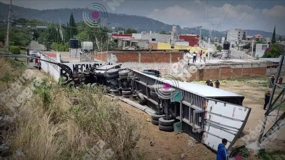 Reportan volcadura de tráiler en el Periférico Ecológico.
