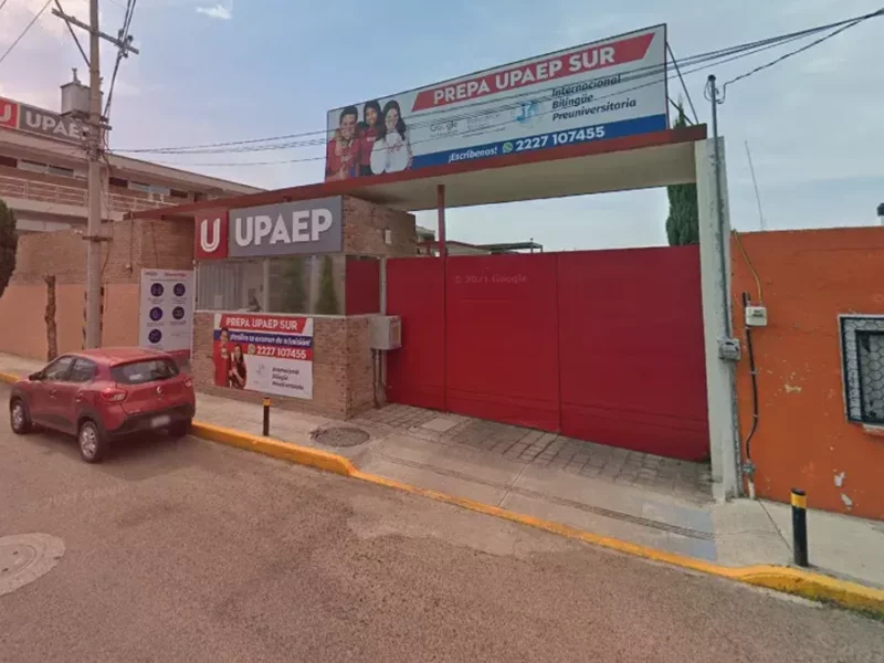 Prepa UPAEP prohíbe a alumna tomarse foto de graduación con vestido “muy corto”.