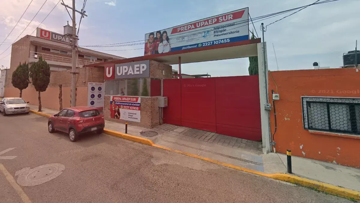 Prepa UPAEP prohíbe a alumna tomarse foto de graduación con vestido “muy corto”.