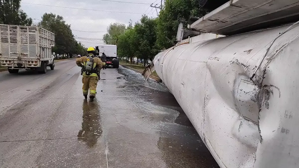 Volcadura de una pipa causa tráfico en el bulevar 18 de Noviembre.