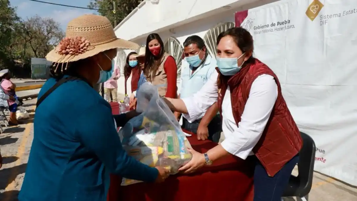 Con paquetes alimentarios, SEDIF beneficia a adultos mayores de Azumiatla