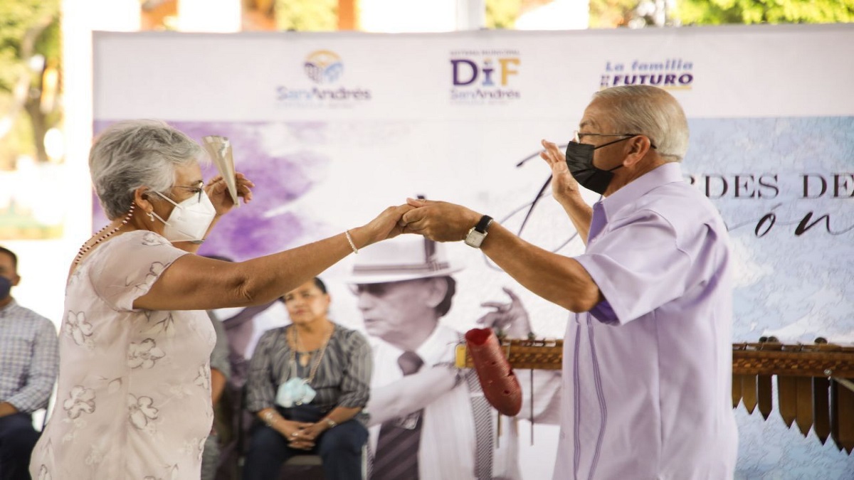 DIF de San Andrés Instaura en el Zócalo “Tardes De Danzón”
