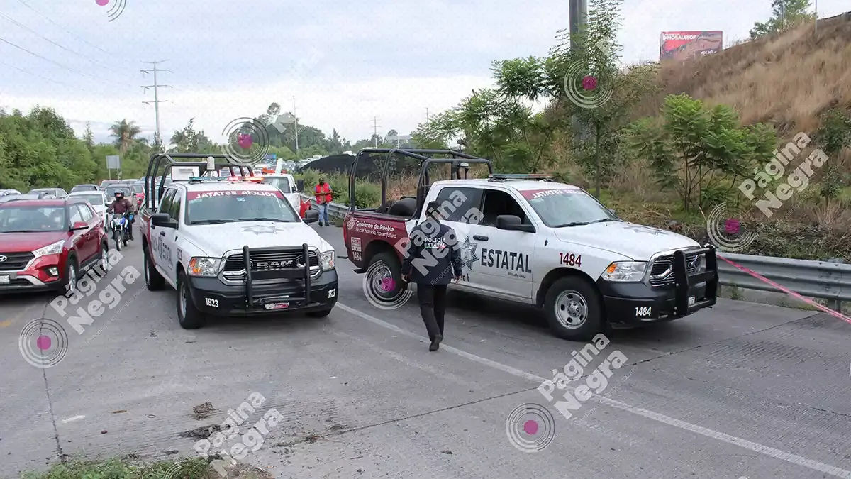 Camioneta se sale del Periférico y cae varios metros; muere una mujer.