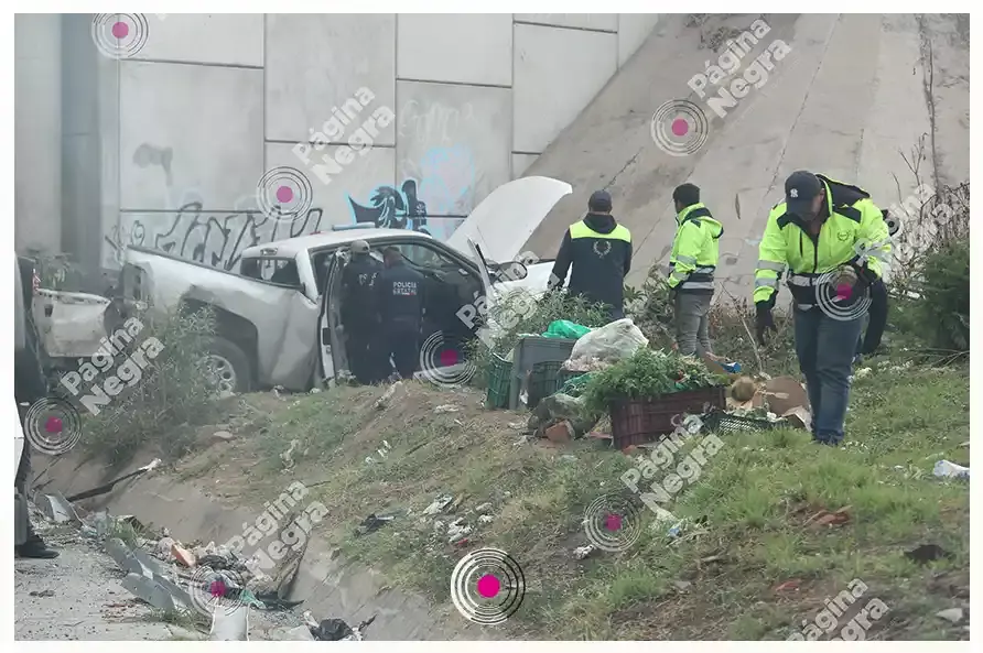 Camioneta se sale del Periférico y cae varios metros; muere una mujer.