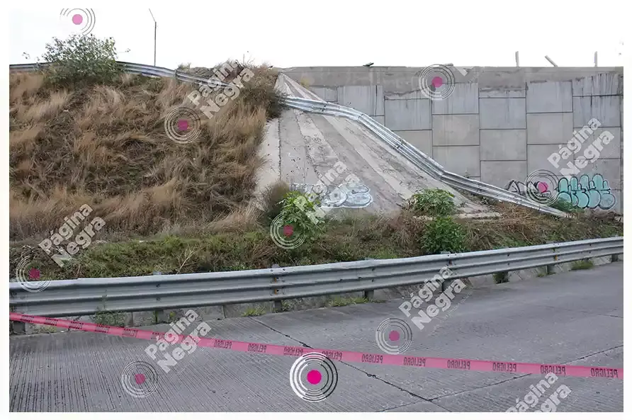 Camioneta se sale del Periférico y cae varios metros; muere una mujer.
