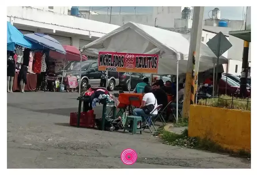 Los puestos están en banquetas, camellones y espacios peatonales.