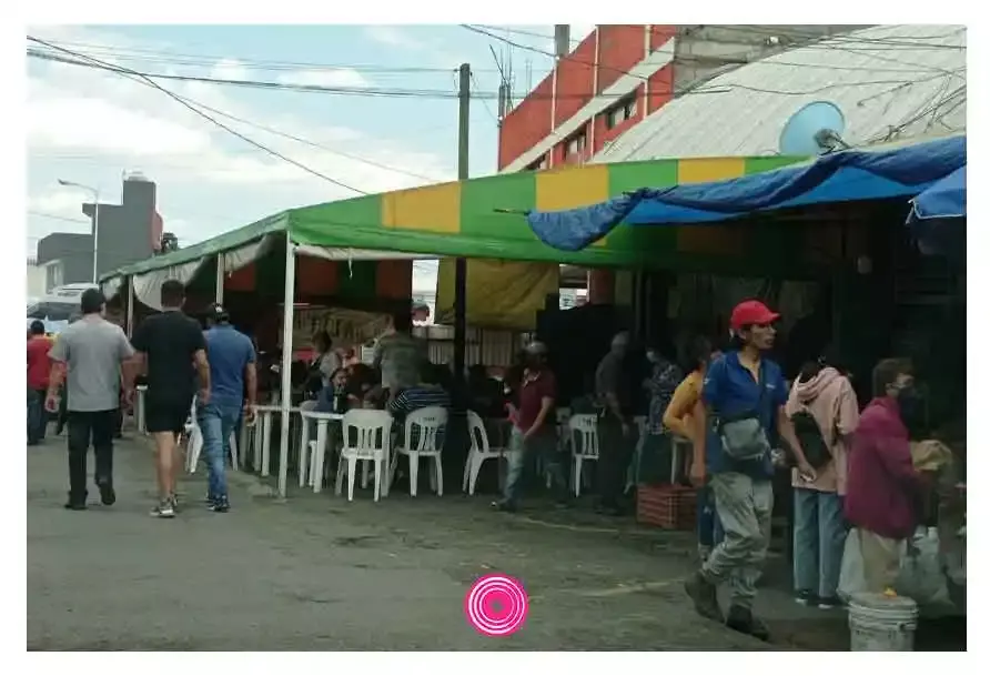 Los tianguis y mercados se han convertido en “bares públicos”.