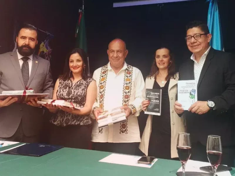 Poblanos donan libros para tres diferentes bibliotecas en Guatemala.
