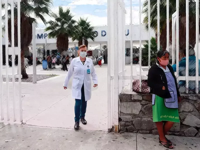 Médicos especialistas en Puebla rechazaron vacantes en municipios con pobreza.