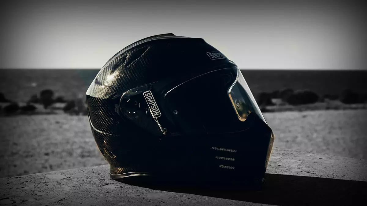 Muere motociclista tras ser atropellado por un auto deportivo en Puebla.