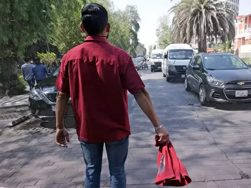 Buscan sancionar a franeleros en Puebla con 10 mil pesos o 36 horas de arresto.