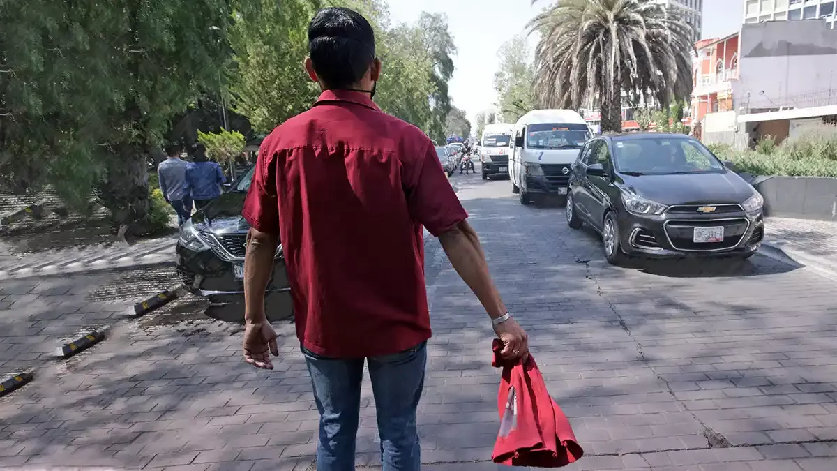 Buscan sancionar a franeleros en Puebla con 10 mil pesos o 36 horas de arresto.