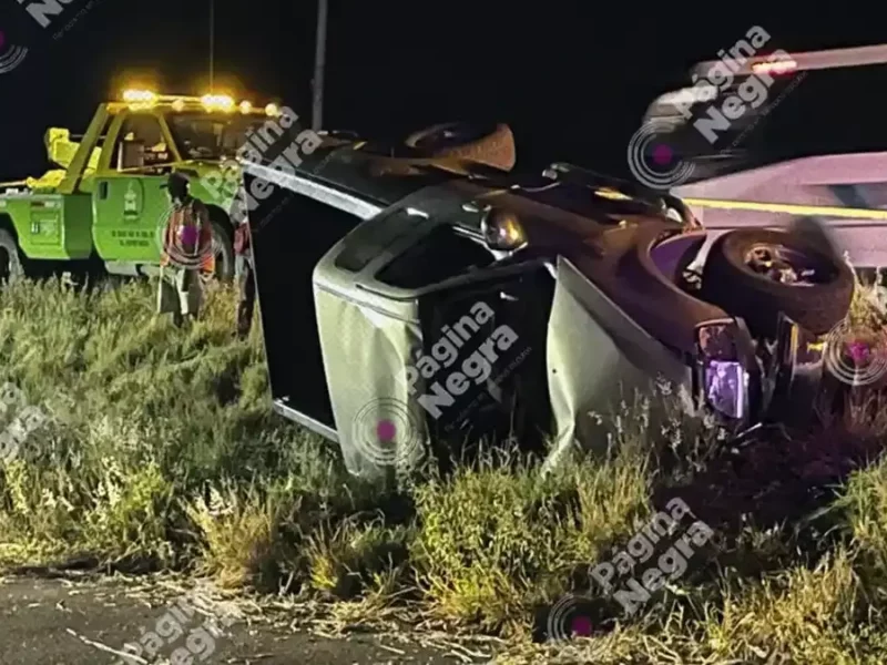 Choque y volcadura de camioneta deja una persona muerta en Izúcar.