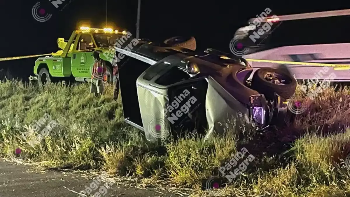 Choque y volcadura de camioneta deja una persona muerta en Izúcar.