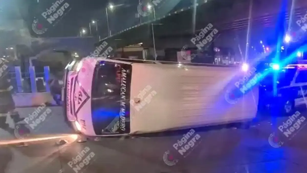 Chofer de una ruta 61-A resulta lesionado al volcar en Rosendo Márquez.