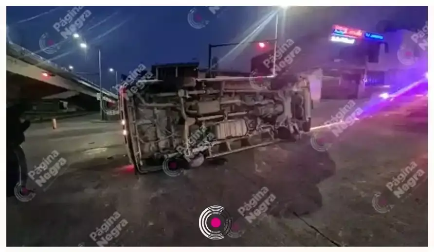 Chofer de una ruta 61-A resulta lesionado al volcar en Rosendo Márquez.