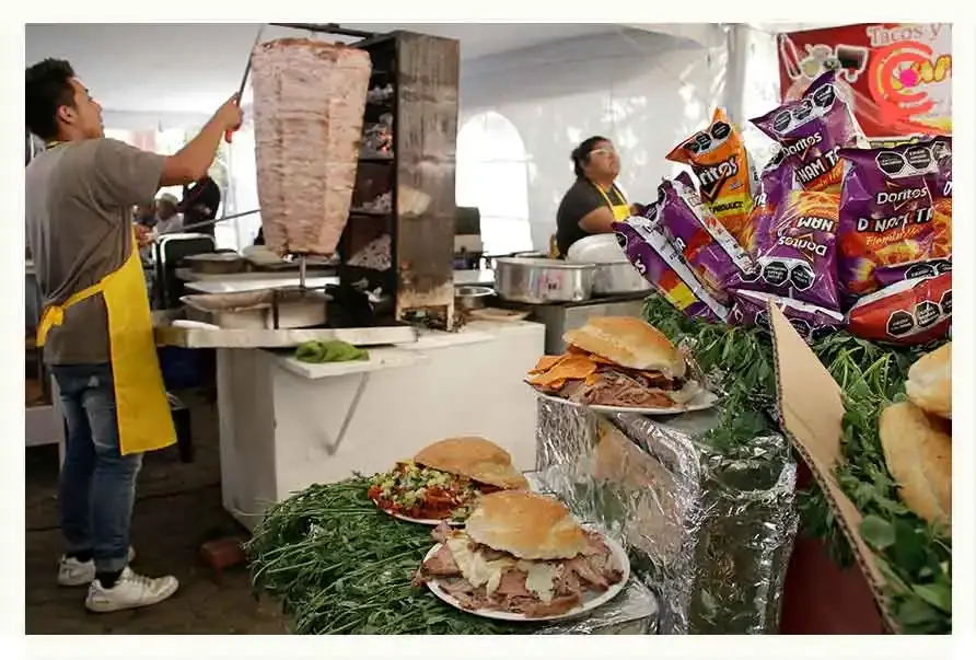 De milanesa, chalupas y doritos, así transcurre el Festival de la Cemita Poblana