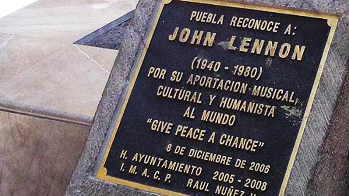 Roban placa en memoria de John Lennon en Puebla  