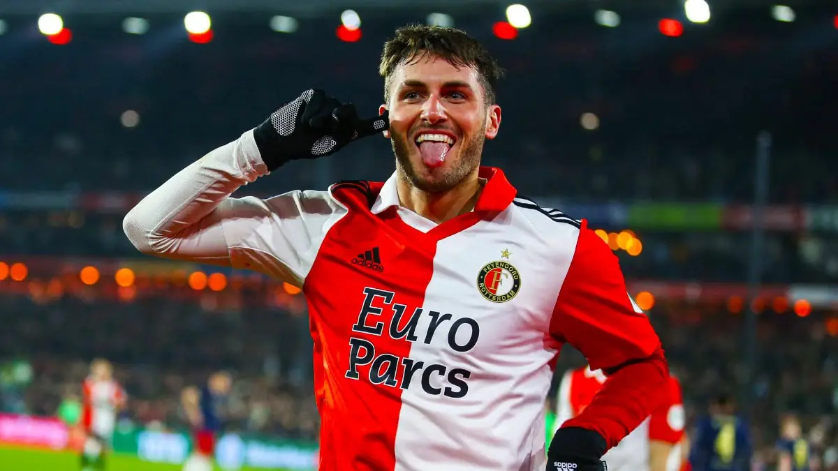 Santiago Giménez anota su gol 20 en el triunfo del Feyenoord vs Utrecht.