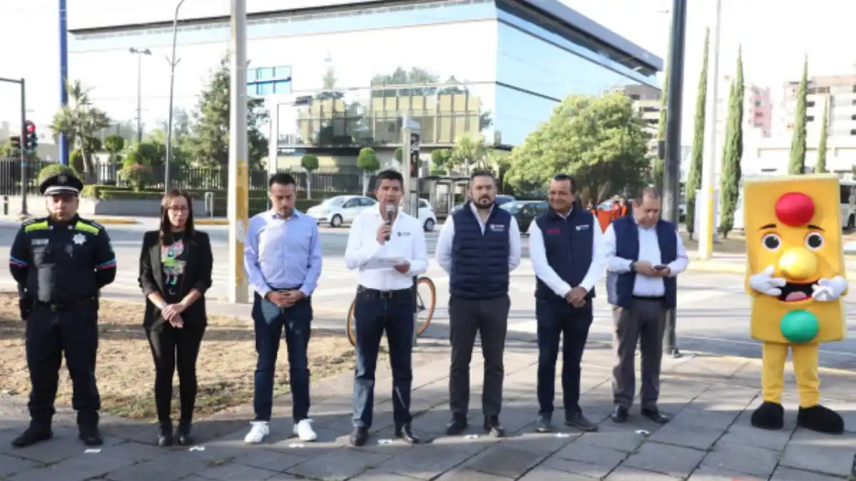 Continúa balizamiento y mejoramiento de la red semafórica de Puebla capital