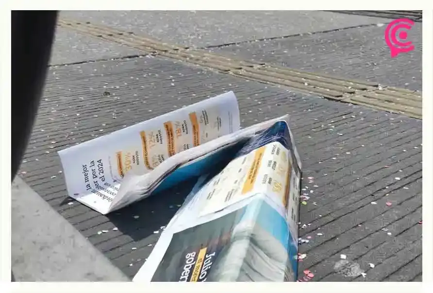 Poblanos dejan llena de basura la calle al término del Desfile del 5 de Mayo