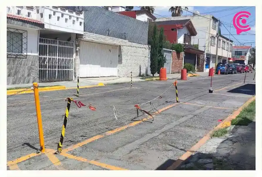 Pese a multas, vecinos y franeleros siguen apartando lugares en la Feria de Puebla