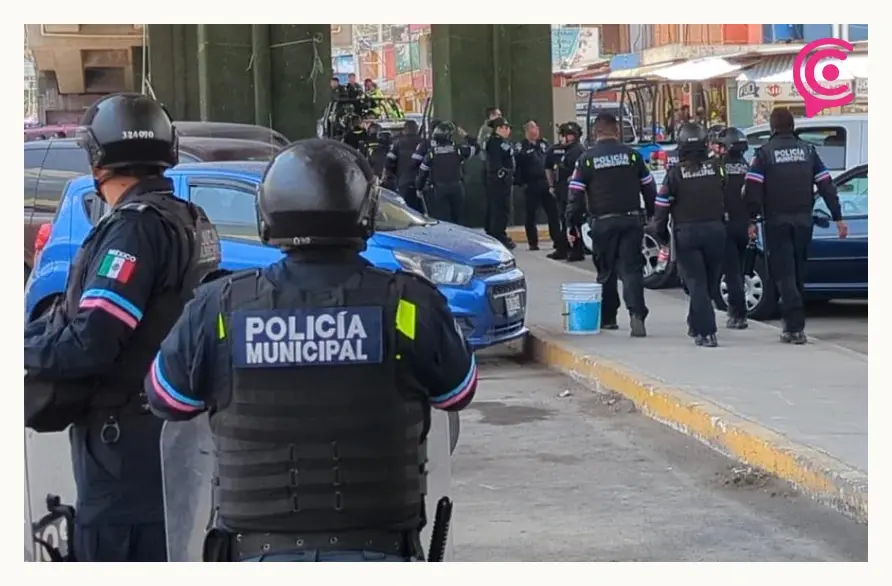 Policías municipales resguardan el mercado Amalucan