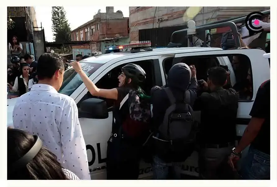 En plena manifestación en la Recta a Cholula, conductor atropella a una ciclista