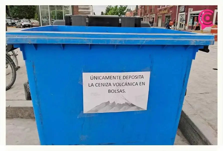 Colocan contenedor para depositar ceniza volcánica en San Pedro Cholula.