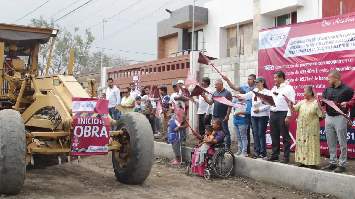 Ariadna Ayala atiende rezago de obra pública en la colonia Valle Sur.