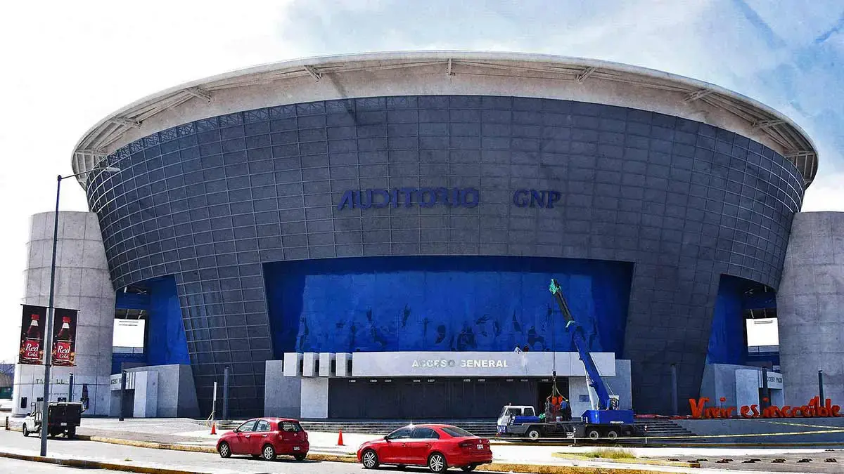 Fans de Morat en Puebla acampan afuera del auditorio GNP Seguros