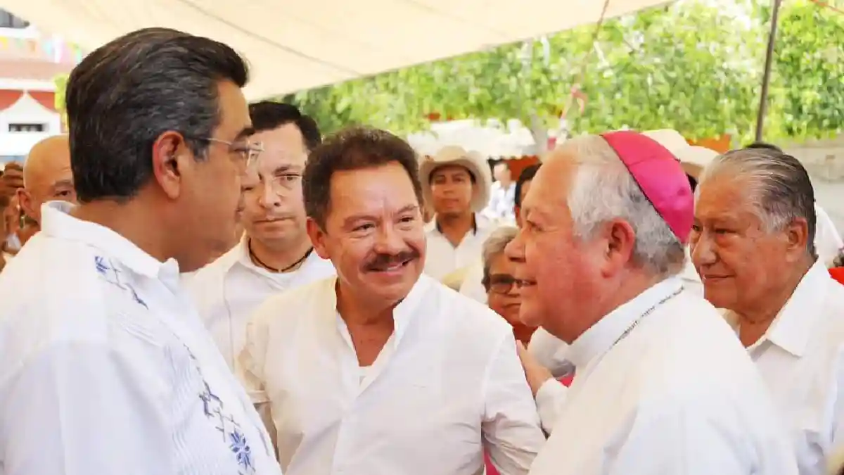 Nacho Mier acompaña al arzobispo de Puebla a misa por la Santa Cruz