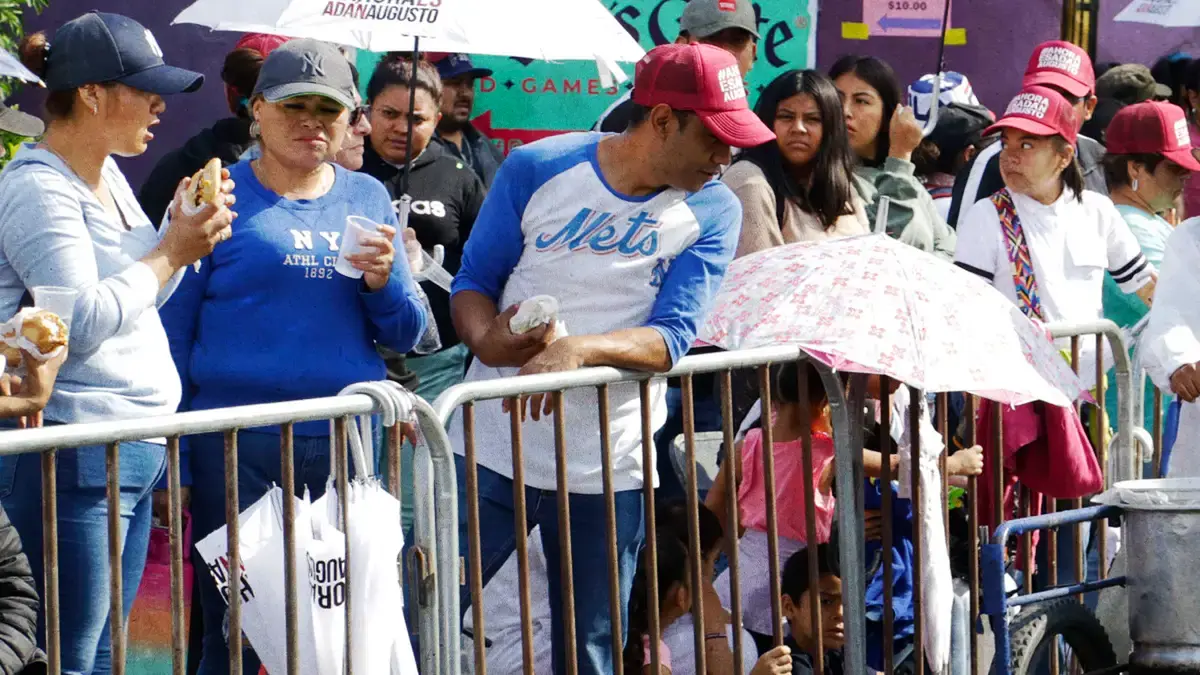 Pretendían rentar sillas a asistentes en el Desfile del 5 de Mayo; fueron retirados