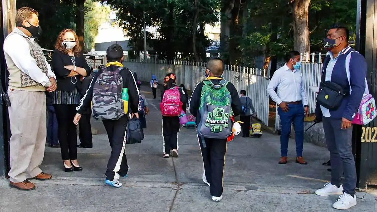 Puebla analiza retomar clases presenciales en próximos días tras baja caída de ceniza