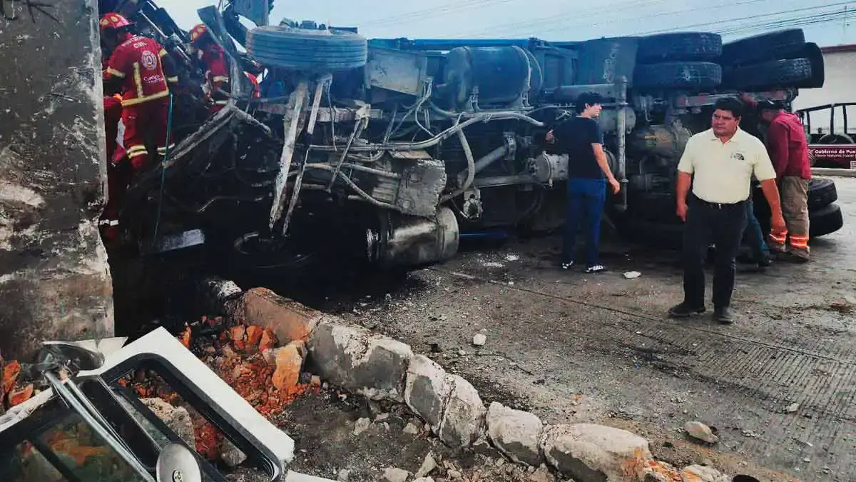 Trabajadores de limpia terminaron prensados tras accidente en la autopista México-Puebla