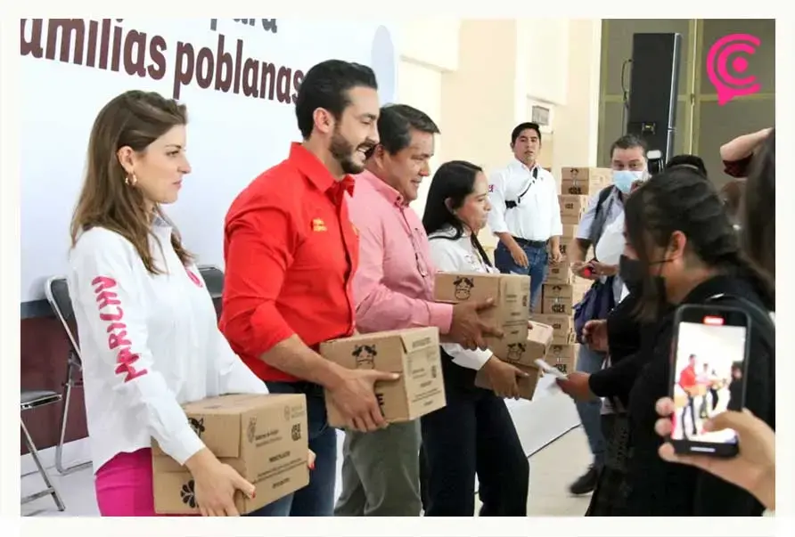 Toño López se promociona con camisa personalizada en eventos de gobierno de Puebla