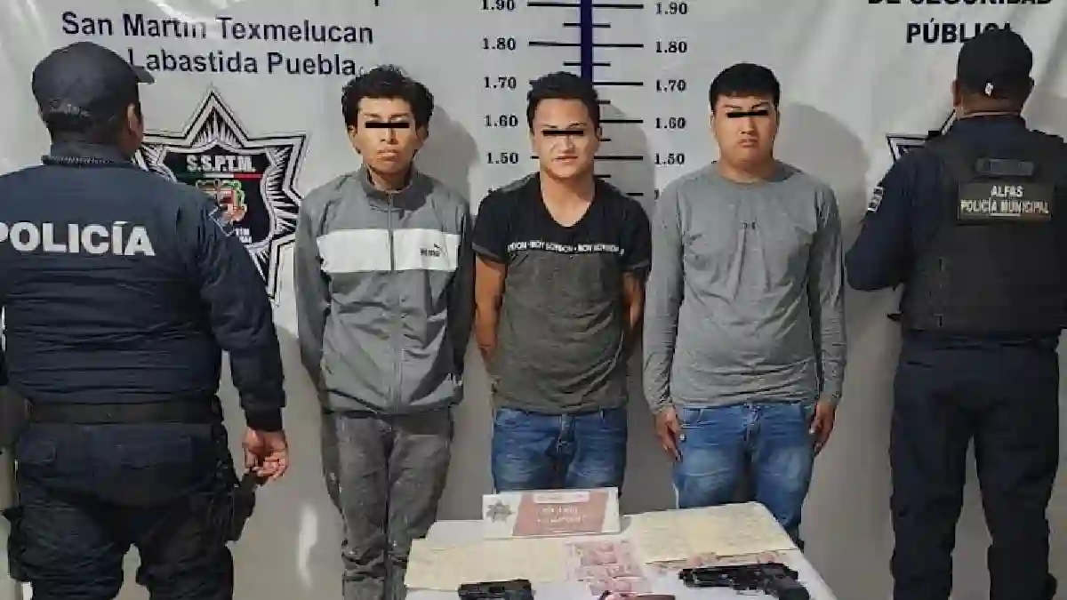 Seguridad pública y tránsito municipal de San Martín Texmelucan detienen a tres masculinos con probable droga, armas de fuego y arma punzo cortante