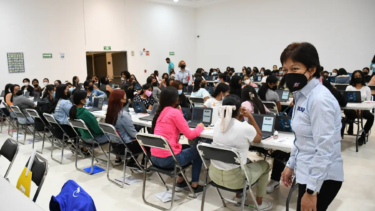 Rectora María Lilia Cedillo Ramírez supervisa aplicación del Examen General de Admisión a la BUAP